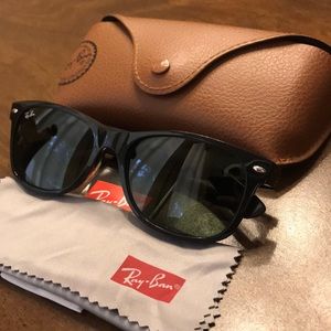 selling original Ray-Ban Wayfarer sunglasses